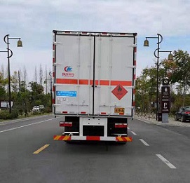 程力威牌CLW5180XRYE6型易燃液体厢式运输车