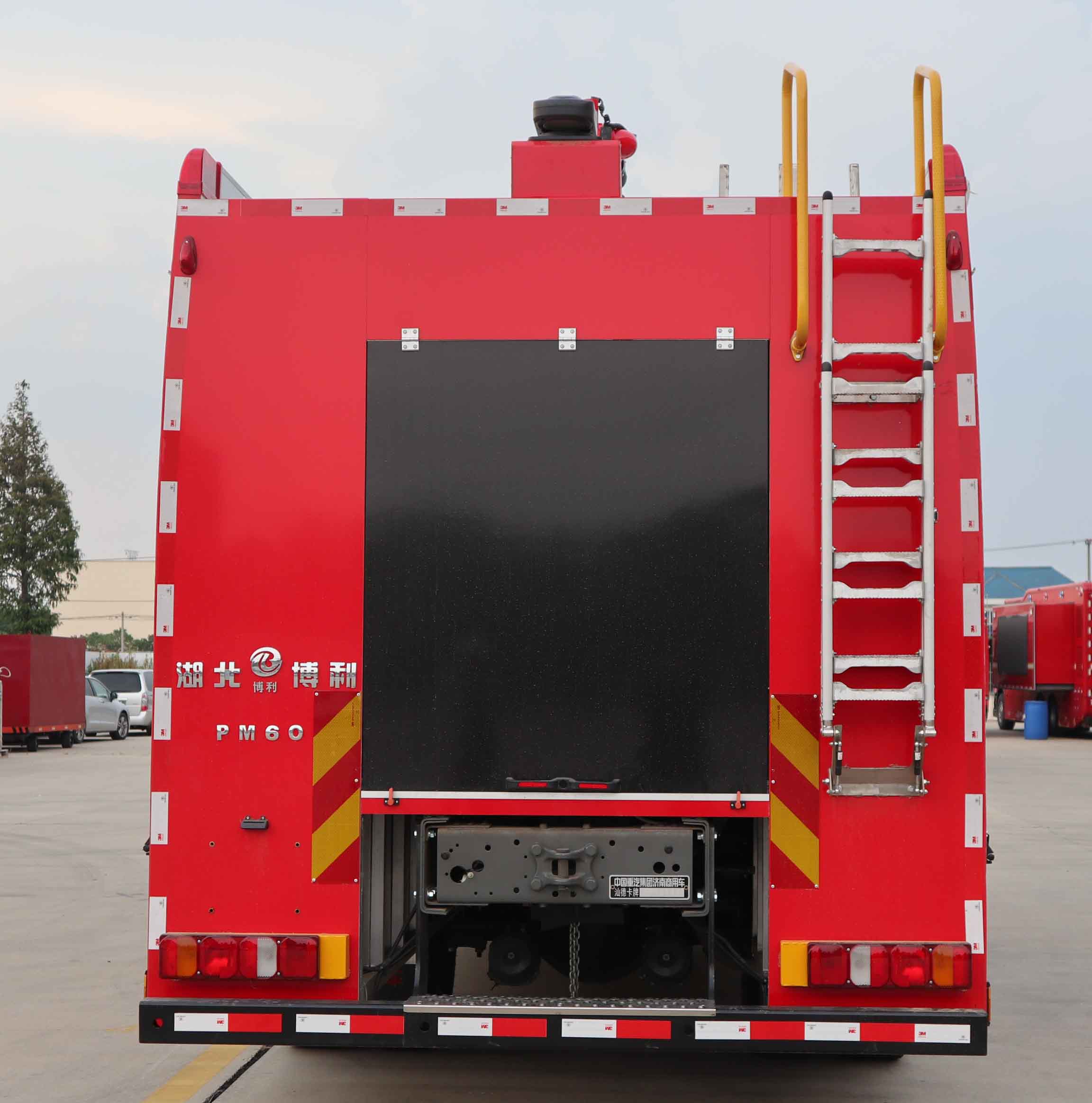 博利牌BLT5170GXFPM60/S6型泡沫消防车
