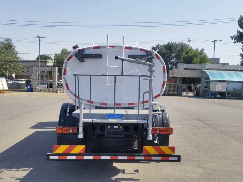 亚特重工牌TZ5180GSSEQBEV型纯电动洒水车